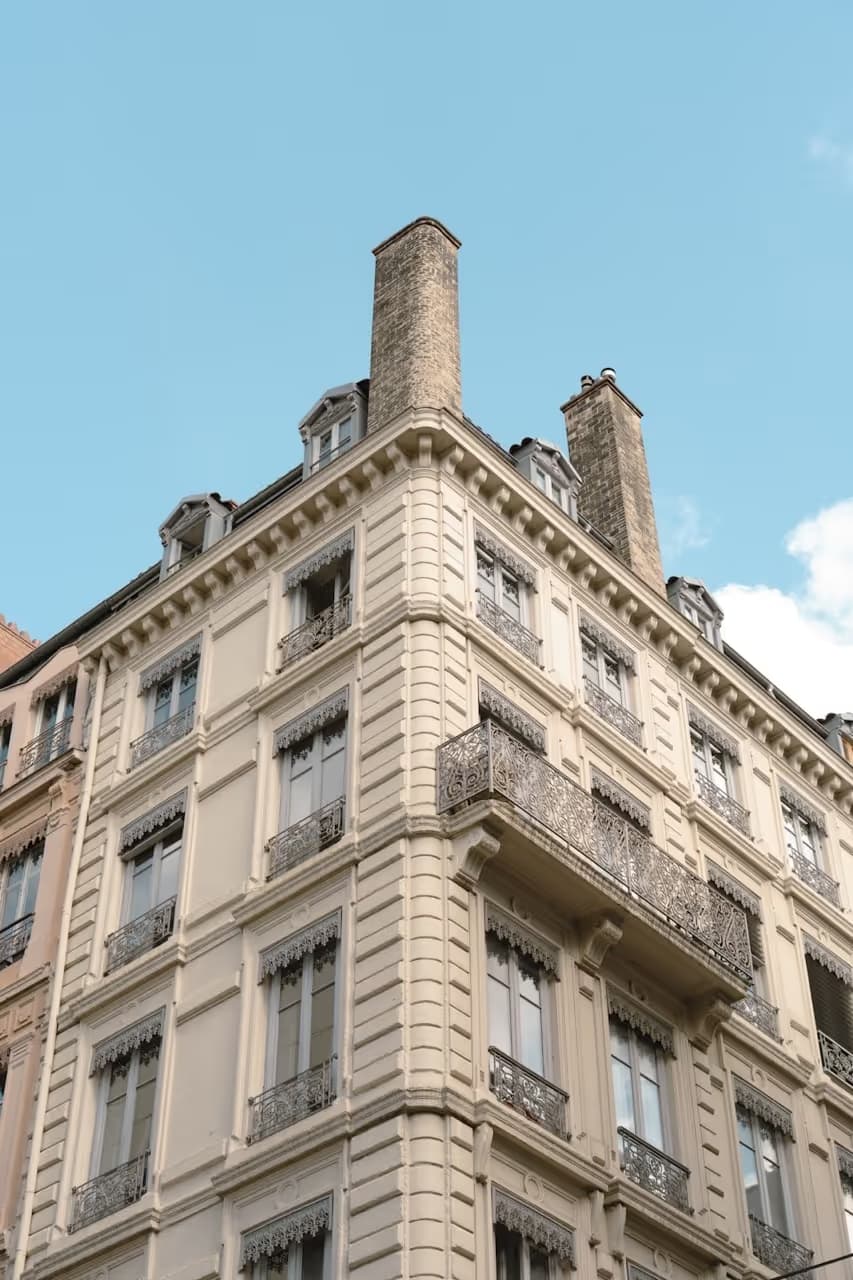 Vue d'un immeuble européen classique avec cheminées en briques